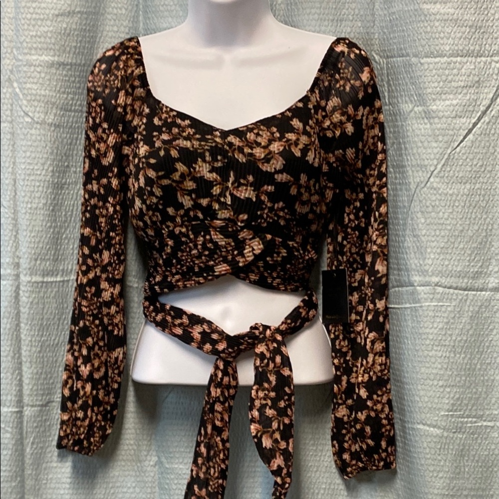 NWT Japna size medium Floral Wrap crop Top -‎ Black and Pink coral tie waist